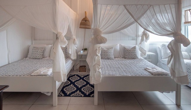 Waterfront Spacious 5-bedroom villa in Mamora Bay,Watersports Games room, in Saint Paul