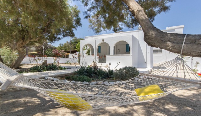 Wave Lullaby, Peaceful Beachfront Retreat in Paros in Molos