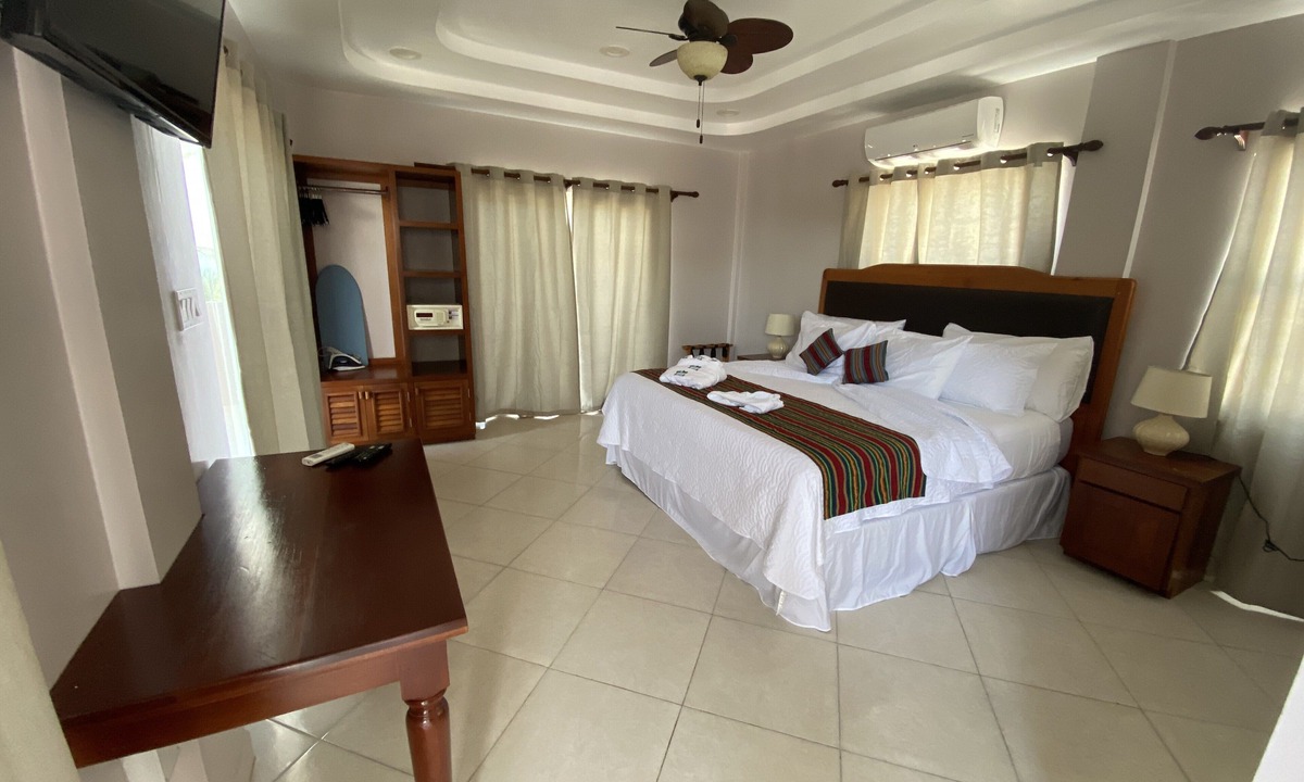 Caye Caulker Hotel | La Isla Resort