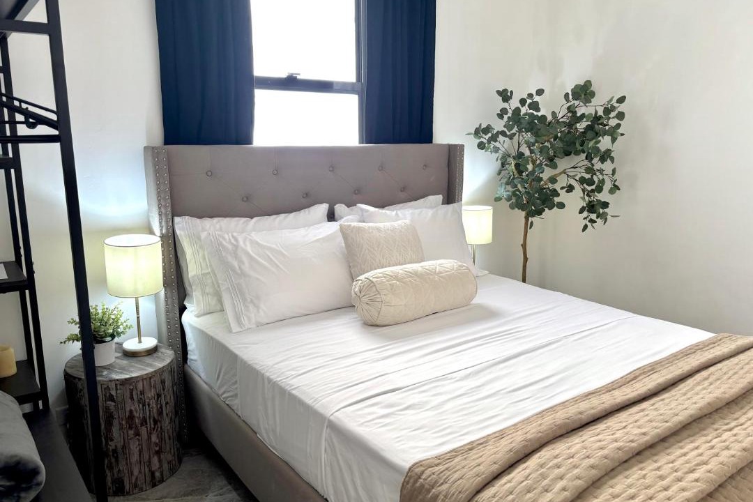 Fort George House | Downtown 1 or 2 Bedroom Stay - 3-min to Ferry