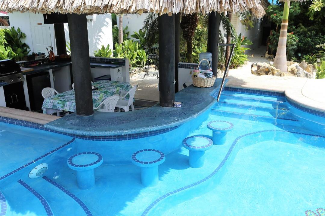 Lake Gardens House | The GECKO BUNGALOW**Beautiful POOL**Free Airport Shuttle