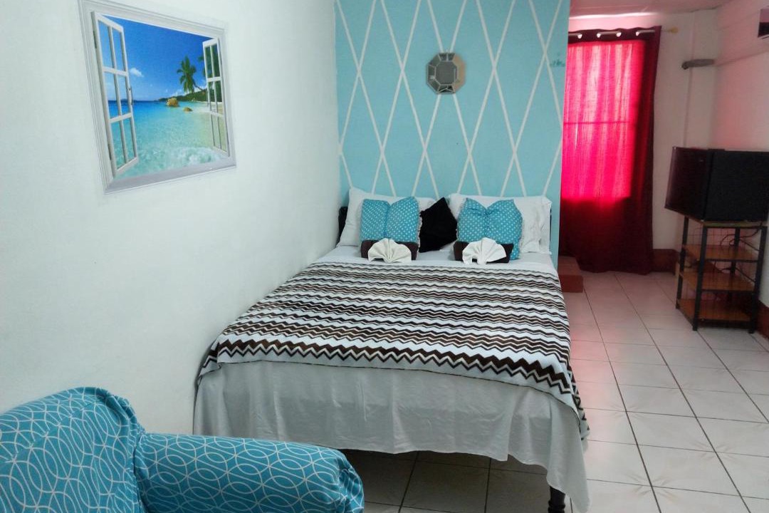 Bella Vista Hotel | The Red Hut Inn