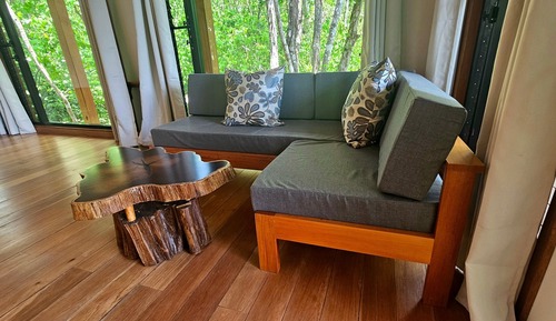 Tree House Deluxe, Hill View