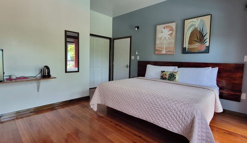 Deluxe Room, 1 King Bed, Partial Sea View