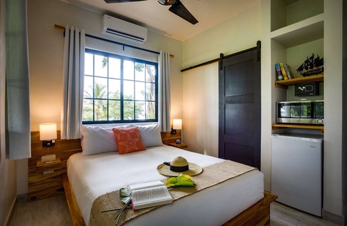 Placencia House | THE SEA GLASS INN
