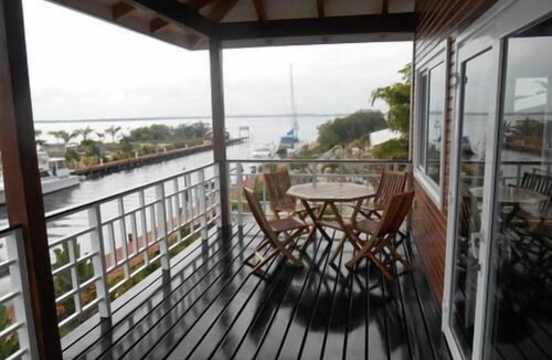 Seine Bight Village House | Casa de la Paz
