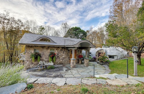 Sandgate Cottage | < 6 Mi to Arlington: 'whimsical Stone Abode!'
