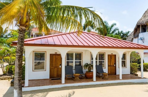 Plantation Villa | Rum Punch- Beachfront Bungalow Pool Kayaks Pier