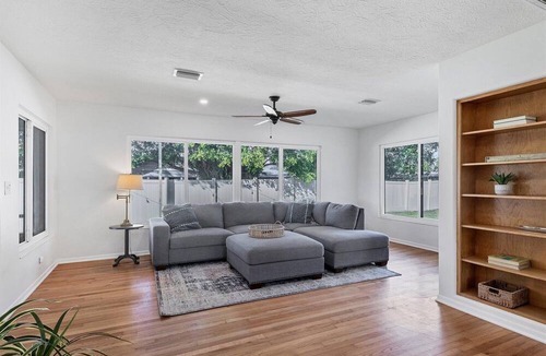 Southgate House | Fully Renovated Mid Century Ranch minutes from Siesta Key and Downtown Sarasota!