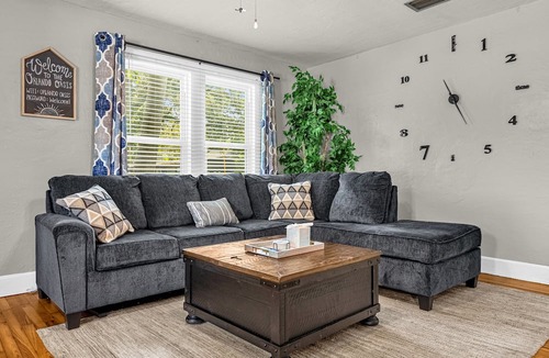 Wadeview Park House | Free Laundry & Parking Near Downtown & Disney