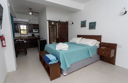 Caye Caulker Apartment | Bay Towers Hotel