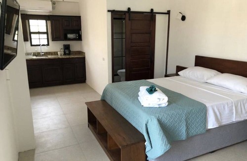 Caye Caulker Apartment | Bay Towers Hotel