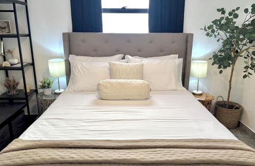 Fort George Apartment | Downtown 1 or 2 Bedroom Stay - Walk to Ferry