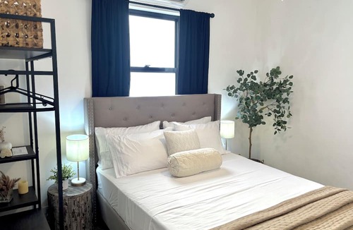 Fort George Apartment | Downtown 1 or 2 Bedroom Stay - Walk to Ferry