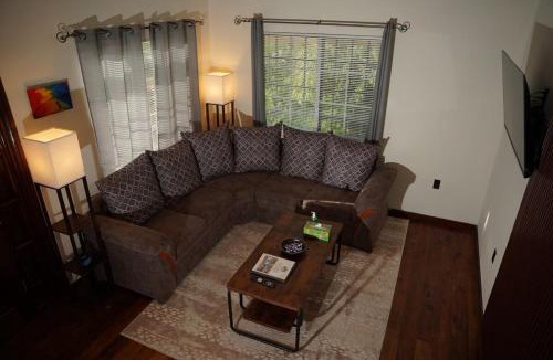 Santa Elena House | Casa Delfina Beautiful, cozy, log cabin home!