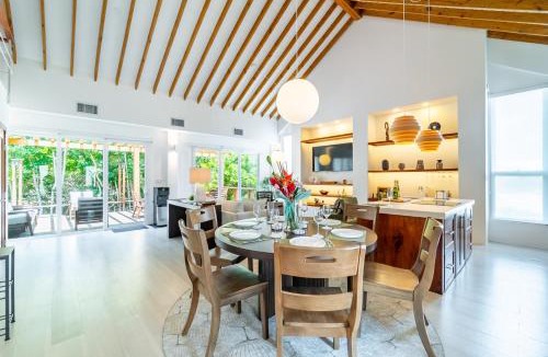 San Pedro Villa | Azure Tide and Mistico Beach Club plus Boat Shuttle