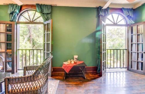 Bullet Tree Falls Hotel | Colonial Suite @ Mahogany Hall