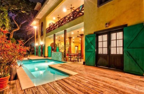 Bullet Tree Falls Hotel | Toucan Suite @ Mahogany Hall
