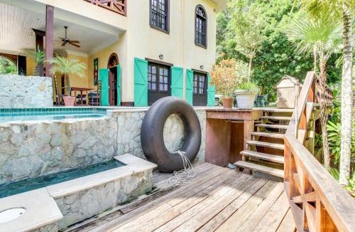 Bullet Tree Falls Hotel | Crow's Nest Suite at Mahogany Hall -Gold Standard Certified