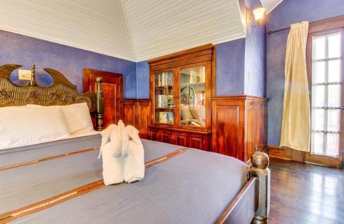 Bullet Tree Falls Hotel | Crow's Nest Suite at Mahogany Hall -Gold Standard Certified