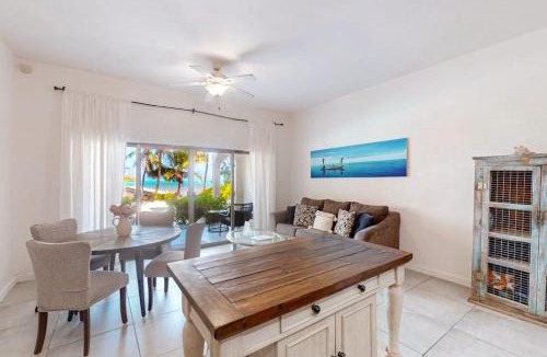 San Pedro House | New oceanfront condo w shared pool dock two kayaks partial AC strong WiFi