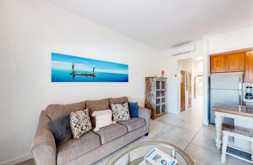 San Pedro House | New oceanfront condo w shared pool dock two kayaks partial AC strong WiFi