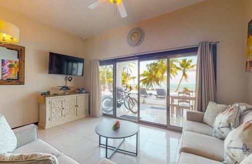 San Pedro House | Beachfront condo with pool amazing ocean view & WD - near restaurants