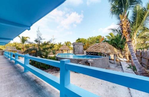 Caye Caulker Apartment | Cozy Suite w WiFi AC Shared Sundeck & Pool - Rooftop with Great Views