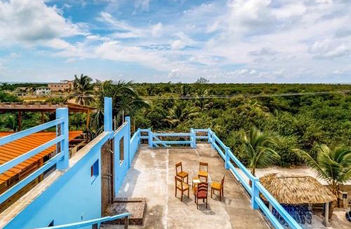 Caye Caulker Apartment | Cozy Suite for Two with WiFi AC Shared Pool Grill & Sunsets from the Rooftop