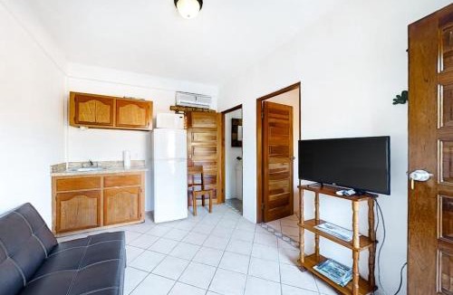 Caye Caulker Apartment | Affordable Suite with WiFi Partial AC Shared Rooftop Deck Pool and Grill