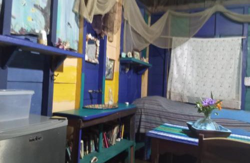 Hopkins Hostel | Kismet Inn DORM 20us per person