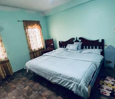 Ontario Village House | LAMBS LODGE, RESTURANT & CooL SPOT