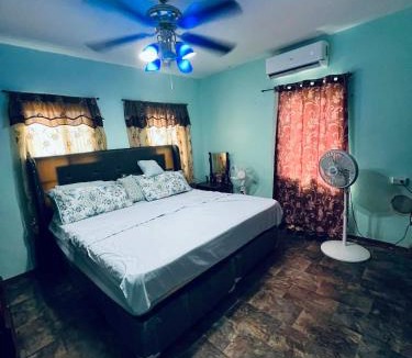 Ontario Village House | LAMBS LODGE, RESTURANT & CooL SPOT