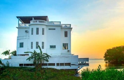Belize City Apartment | See Belize RELAXING Studio with Sea View Infinity Pool & Overwater Deck