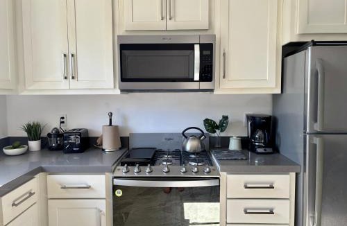 Fort George House | Downtown 1 or 2 Bedroom Stay - 3-min to Ferry