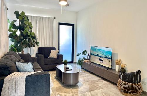 Fort George House | Downtown 1 or 2 Bedroom Stay - 3-min to Ferry