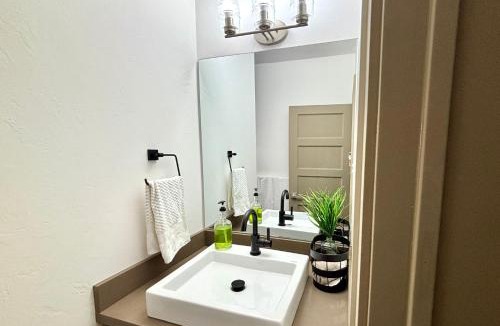 Fort George House | Downtown 1 or 2 Bedroom Stay - 3-min to Ferry