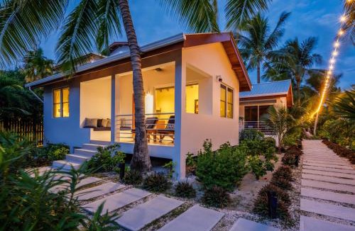 Caye Caulker Hotel | Weezie's Ocean Front Hotel and Garden Cottages