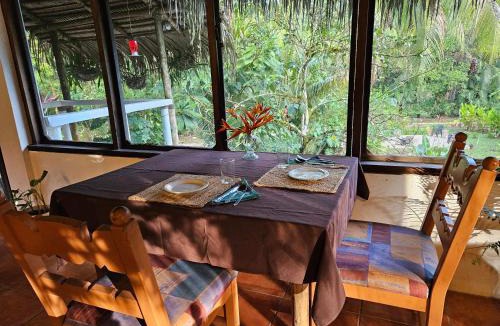Jacinto Ville Hotel | Creekside Oasis