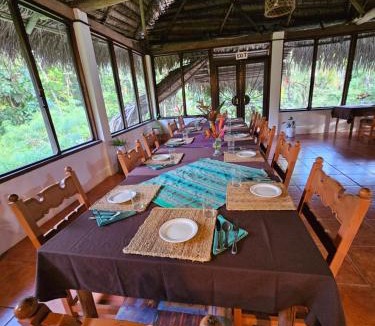 Jacinto Ville Hotel | Creekside Oasis
