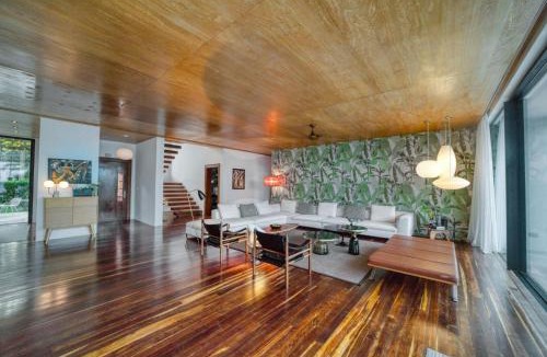 Placencia Villa | The Beach House - Upscale 5-bed Beachfront Villa w pool pier ocean views