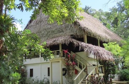 Jacinto Ville Hotel | Creekside Oasis