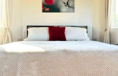 Middlesex House | Stellar Cottage w Amazing Views on Hummingbird Hwy