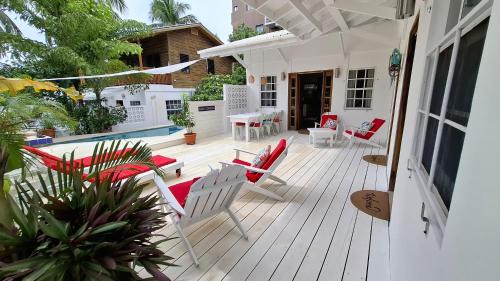 Caye Caulker House | Amanda's Place Casita Carinosa - pool and tropical garden