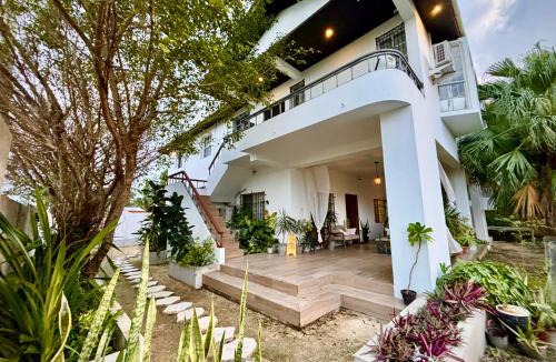 Belama Phase 3 Hotel | Stylish Apartments - FREE Bikes, Nice Area & Cozy Patio, 10 Minutes to Airport