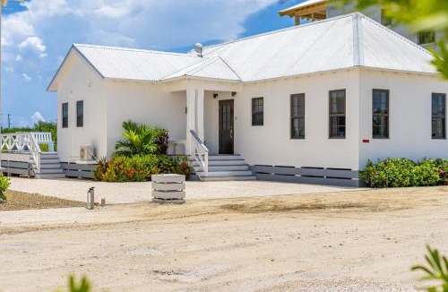 San Pedro Villa | The Toucan's Nest & Mistico Beach Club + Boat Shuttle