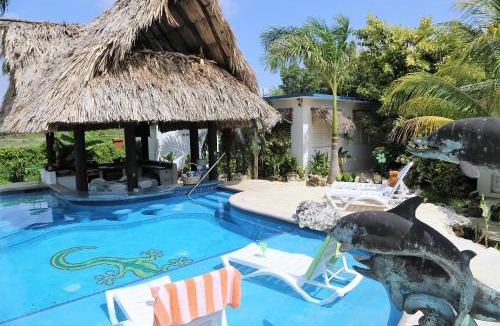 Lake Gardens House | The GECKO BUNGALOW**Beautiful POOL**Free Airport Shuttle