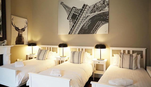Cosy Home; Sleeps 10.City 15 mins walk/Tram 2 Mins walk in Dublin