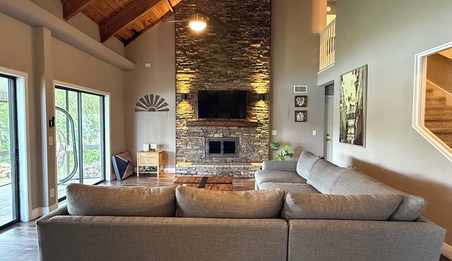 Lakefront Retreat Tampa, 7BR, Dock & Fun in Lutz