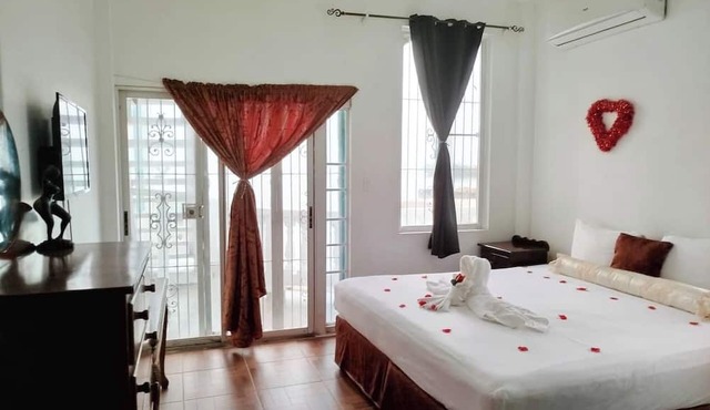 Waterside Sea View 2-BR Apt for 6 w Balcony & Pool